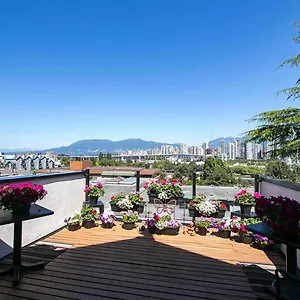apt-stunning-skyline-views-of-downtown-from-a-cozy-in.vancouver-hotels-bc.net/